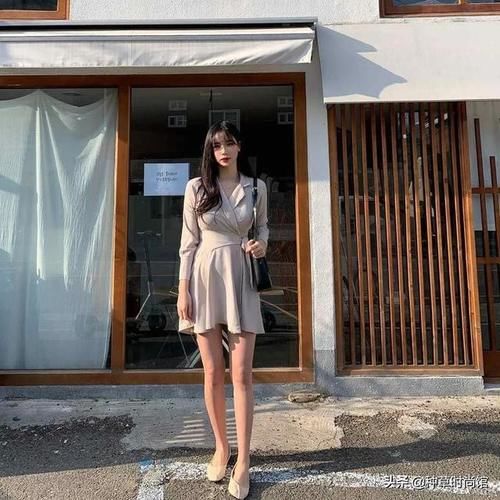 『 反差感』+ 裙子”才是今春王炸穿搭，扔掉高跟鞋！“平底鞋