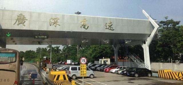 中国最“赚钱”的公路，花费7.8亿，年收入28亿，车辆络绎不绝