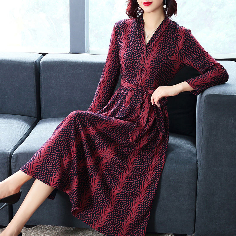 我今年53岁，也爱穿的美美哒!气质裙+高跟鞋，美得让人着迷