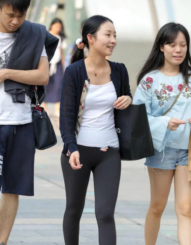 轻熟女身穿黑色紧身裤很性感