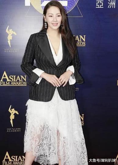 网曝某女星黑历史: 初中毕业装白富美, 骗孕傍大14岁富豪