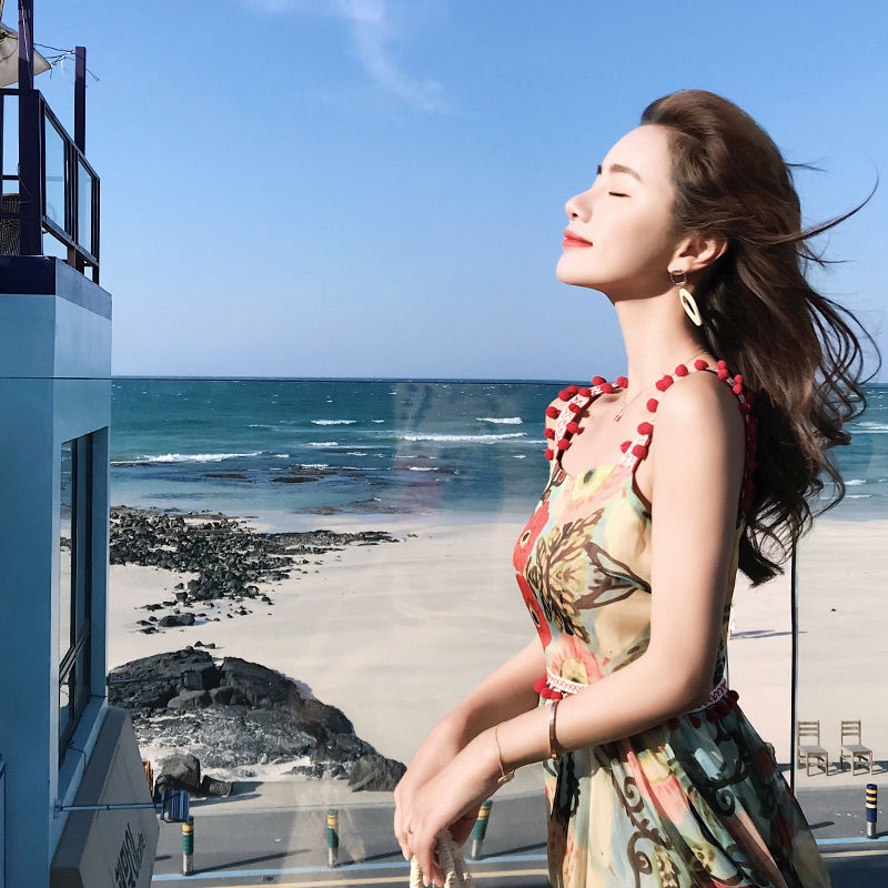 快看，海边小姐姐衣服好撩人，女人看了三回头，男人看了挪不开眼