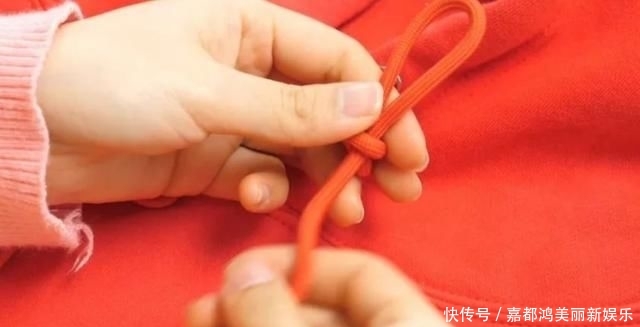  漂亮：今年最流行的卫衣绳子打结法，既漂亮又个性，方法简单一学就会！