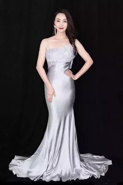 吊带裙只服陶虹！45岁依然呼之欲出，网友：徐峥怎么就不懂欣赏呢