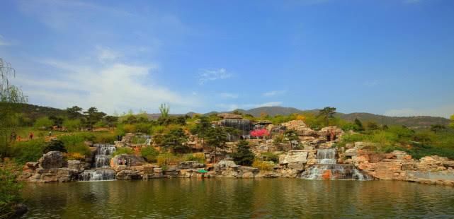 北京一座名气很低的山，主峰797米，是距离北京市区最近的山