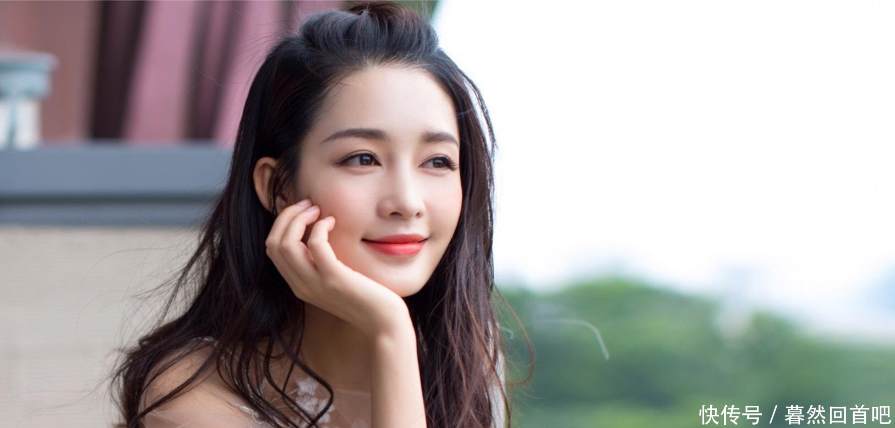 李沁真敢穿, 鞋跟细成“一根针”只用一条带子固定, 太惊艳了