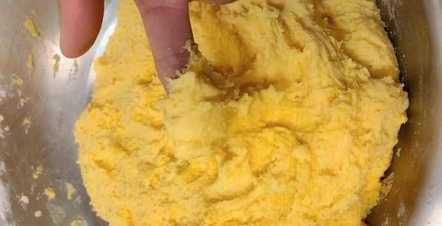  『饵料』我不知道用什么鱼饵钓大鱼。试试这个自制的诱饵，大鱼正争先恐后地吃它