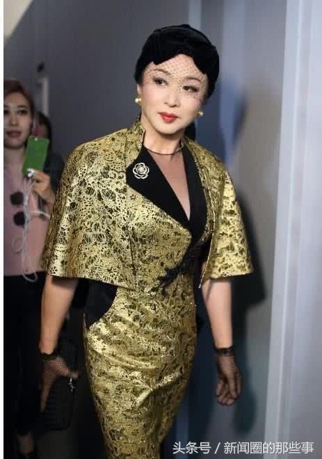 51岁金星一身金袍出席时装周，但高清镜头下的脸让人无法接受