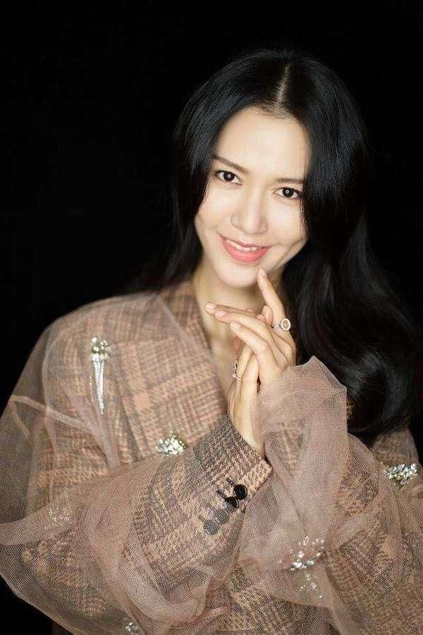 衣不惊人死未休，谭维维成新闻衣服占了一半功，招招式式都惊人！