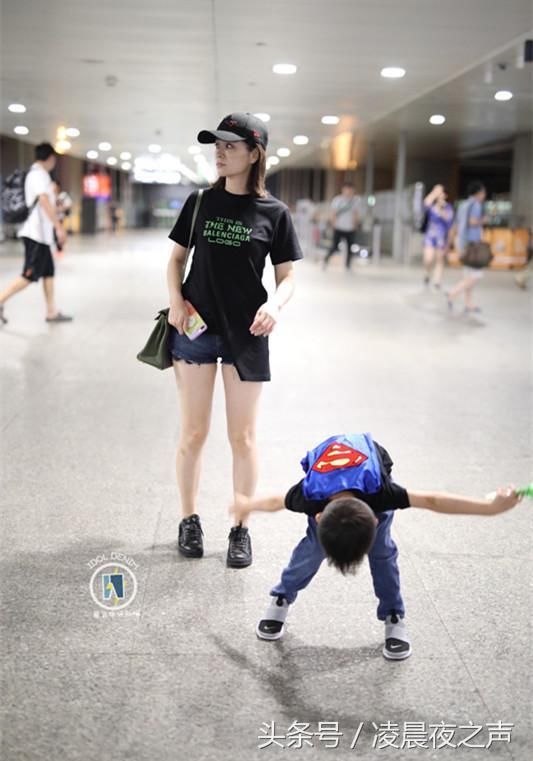 邓莎真厉害!这么紧的牛仔裤也硬塞进去挤出一圈肉,网友:真是拼