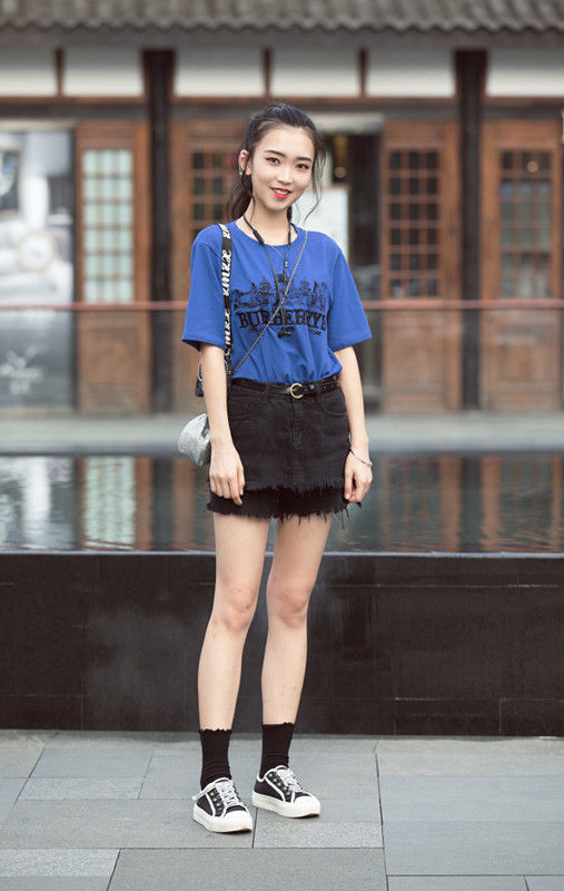 路人街拍;港味风格穿搭,紧身针织无袖衫+酷炫灰色配皮带裤