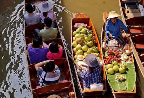 揭秘泰国特丹嫩沙多水上市场，游客蜂拥而来，尽情游玩