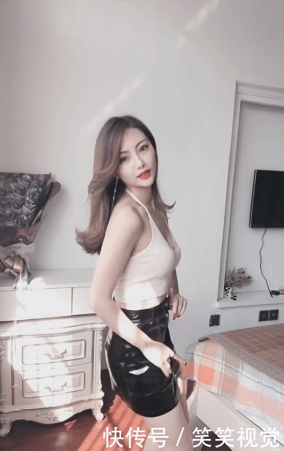 『 美女』配上高跟凉鞋，秀出女王的风格，高挑美女穿黑色皮裙