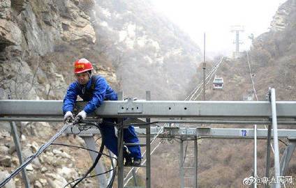 华山绝壁上的天路医生,比胆量更比细心,网友神评论