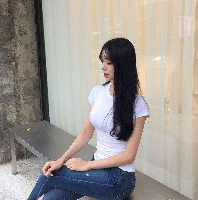 不必非要大长腿，也能让你赚足回头率，紧身裤也能穿得十足美