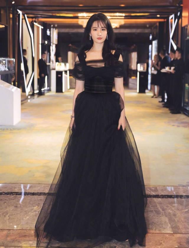 「线条感」刘亦菲越来越美了，穿“褶皱”礼服裙却不见肉，细腰身材美得高调