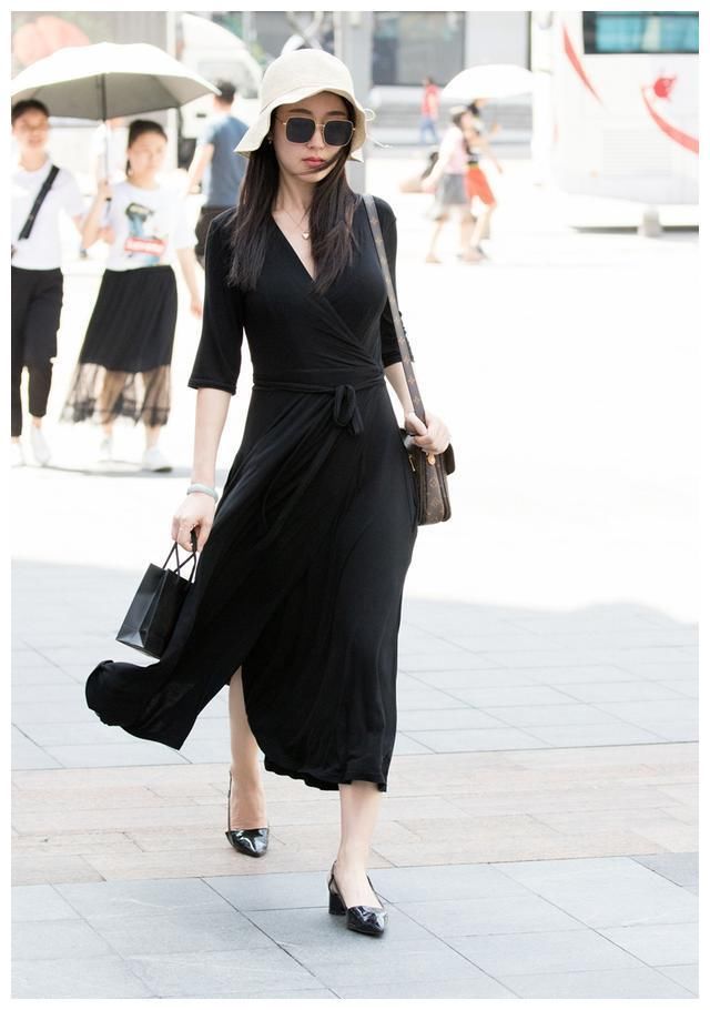 街拍：图1性感妖娆，图2白T恤，图3高开叉裙摆诱惑！