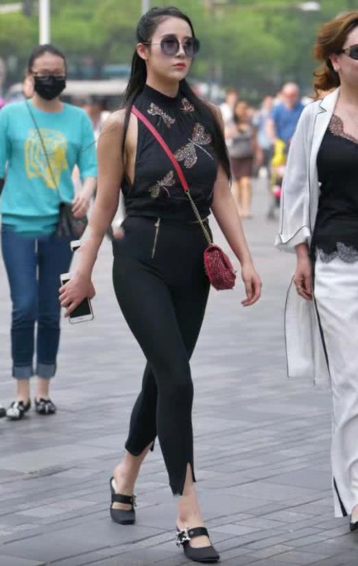 街拍：紧身裤勾勒完美翘臀，与母亲独占街头