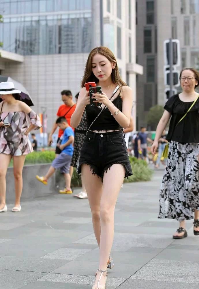 路人街拍，个子不高也能穿出时尚风，这样穿让你靓丽成女神!