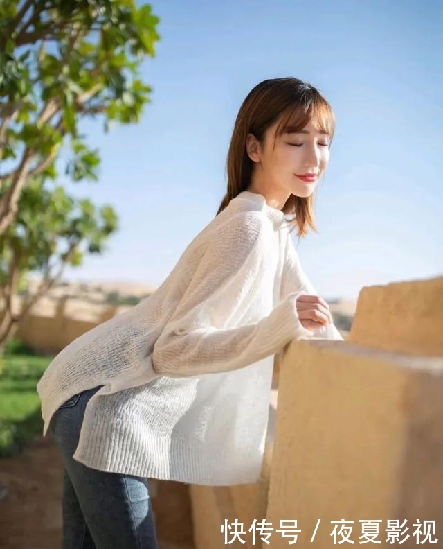 「针织衫」简单的牛仔裤和高跟鞋也能搭配出自己的青春和时尚