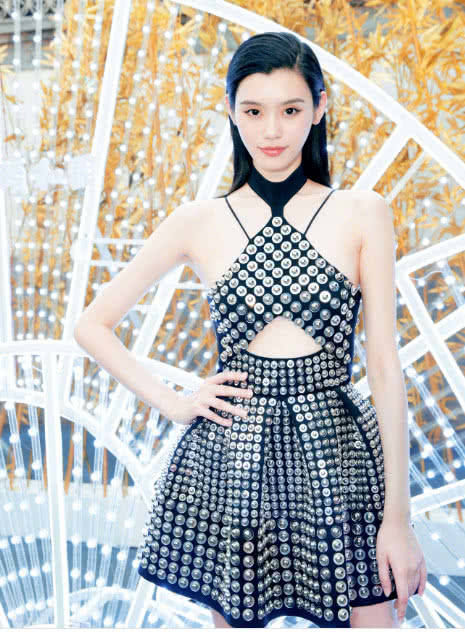 奚梦瑶V领吊带裙,铆钉加身,好身材羡煞旁人,网友:能好好穿衣