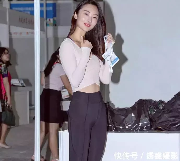 运动型小姐姐紧身运动装扮，健美身姿完美展现，配上甜美笑容美的