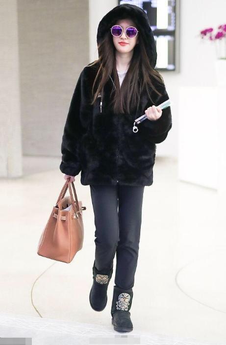 刘亦菲与35岁韩雪现机场，网友：一个土气小妹，一个时尚女王