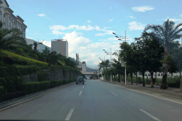 自驾霸道穿越丙察察闯西藏，悬崖边上走一遭，遭遇塌方，泥地陷车