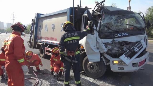 「承德」承德：垃圾车追尾半挂车，驾驶室变形两人被困