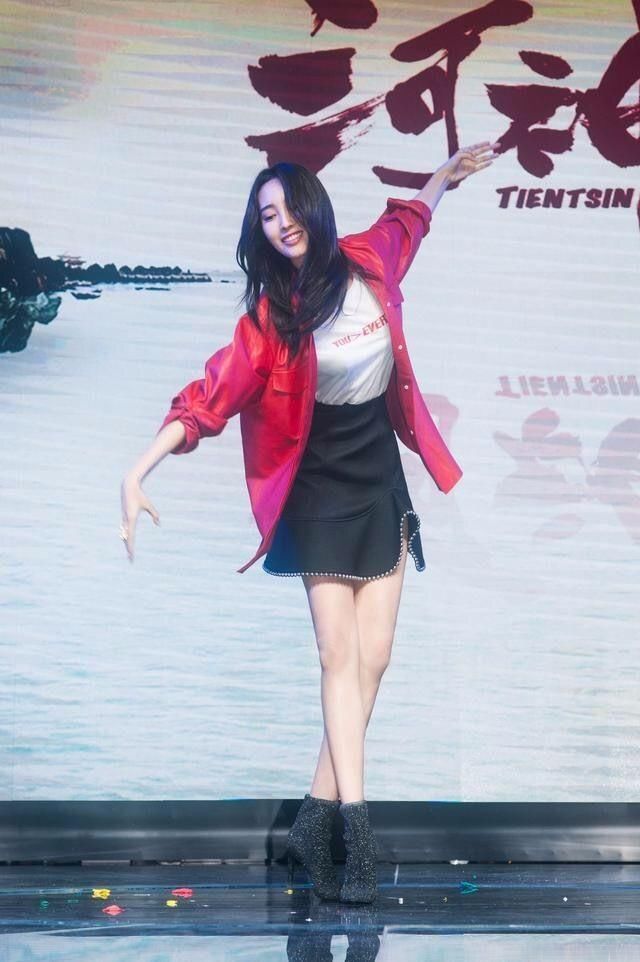 王紫璇不穿短裤露腿，还真不知道她腿这么细，都快赶上郑爽了吧？