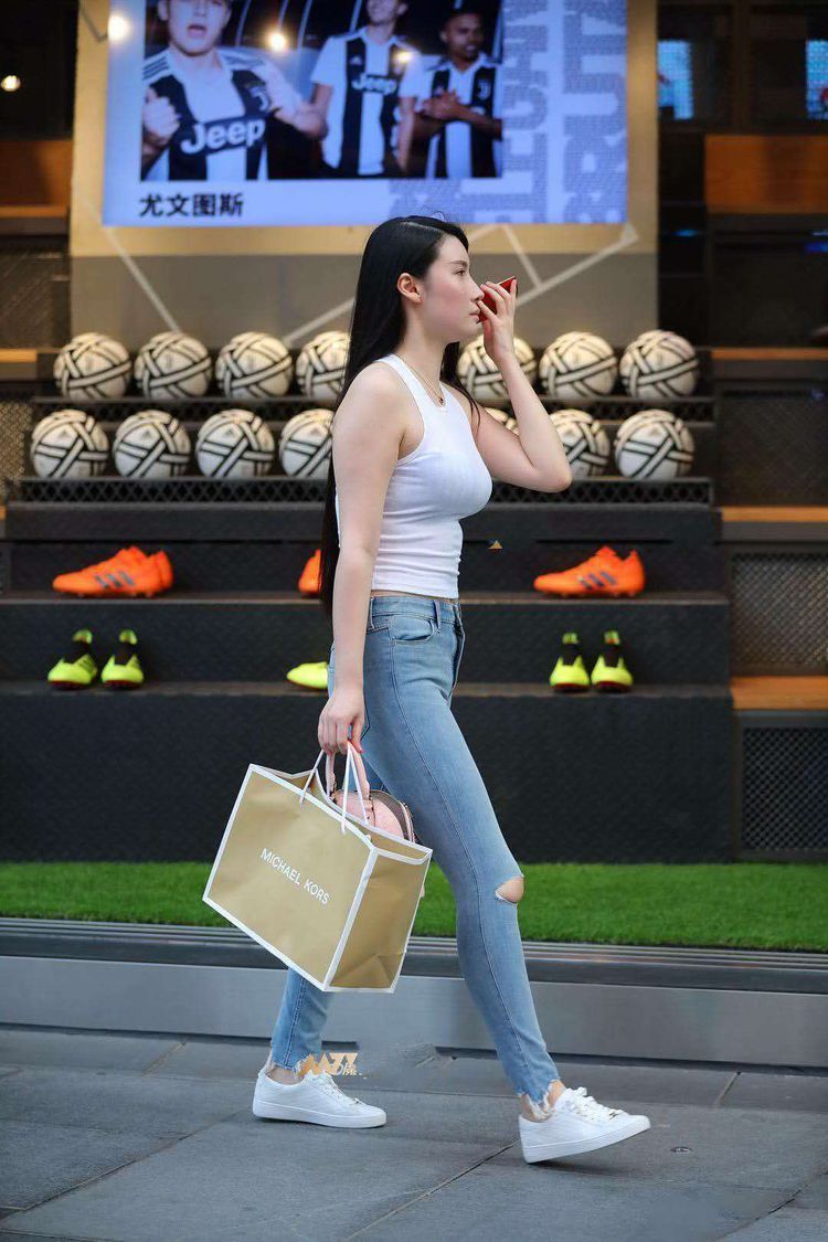 成都街拍，白T恤搭牛仔裤的穿搭好甜美，网友：我喜欢这双鞋