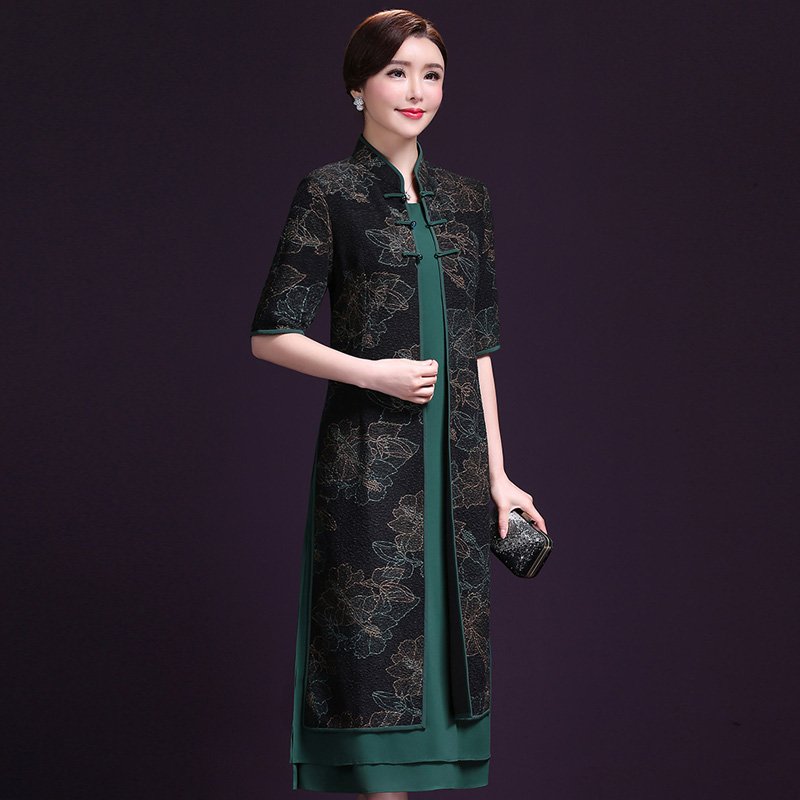 越来越多女人流行穿“立秋裙”，一个比一个洋气，借钱也要买2款