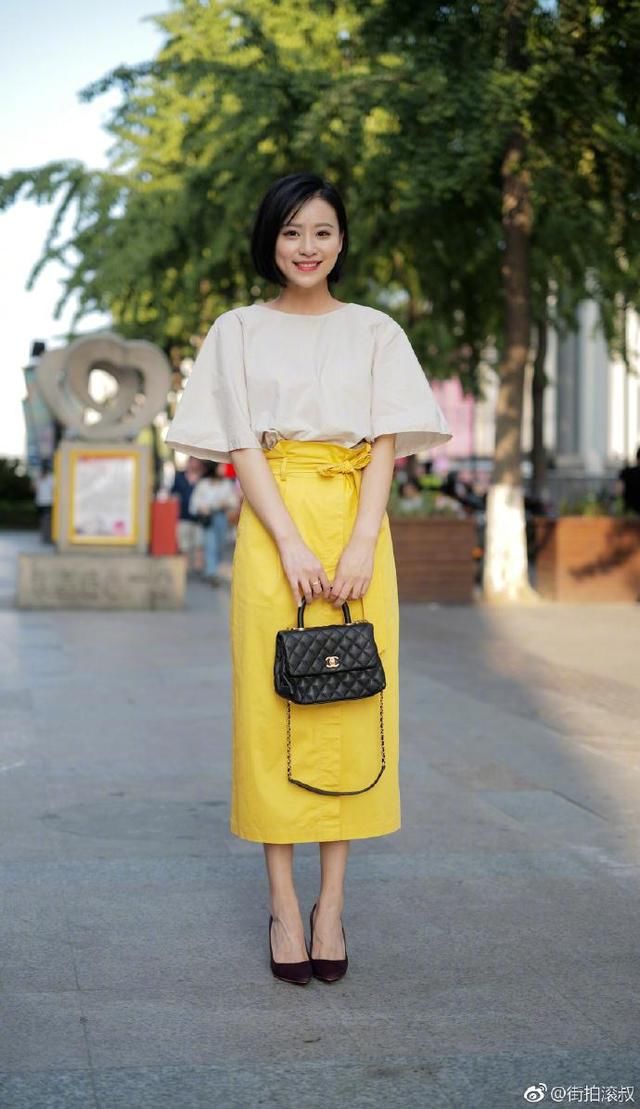 黄色系和红色系的搭配，让夏天除了黑白，又变成另一番光景了哦