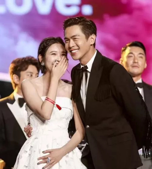 两个小揪揪的唐艺昕看起来最多18！