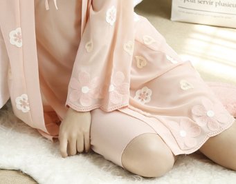 三伏天真的太热，在家只有穿吊带睡衣才能维持生活，清凉又迷人