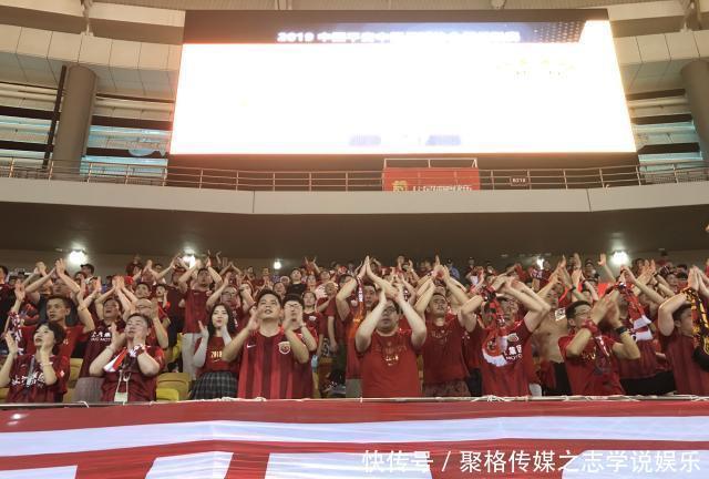  #球迷#上海上港仍有争冠希望，一人“复活”球迷惊喜，佩雷拉总