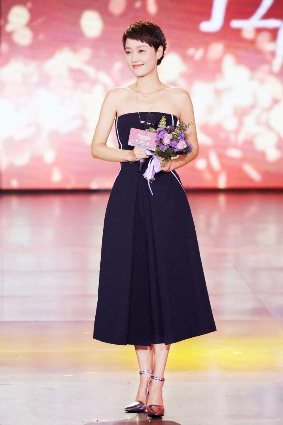 挺为难马伊琍穿抹胸裙的，感觉都撑不起来!不过这肩部线条很好看