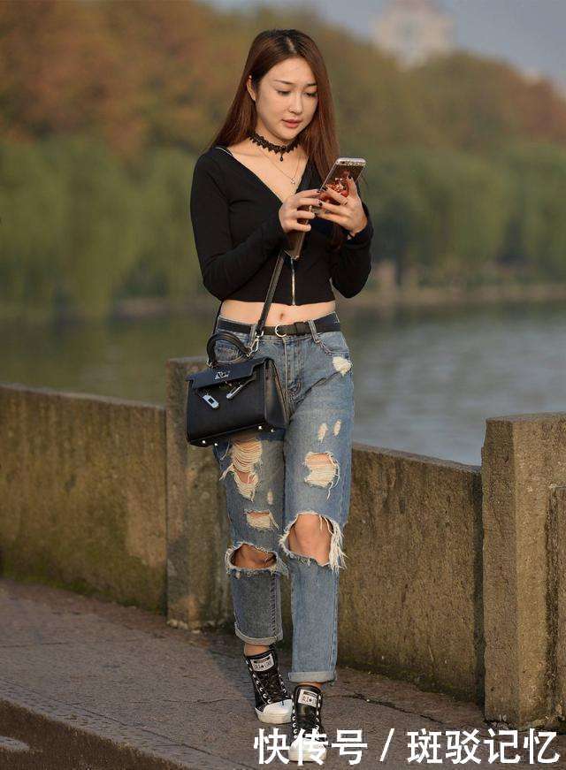 街拍：图三牛仔热裤配白色短袖体恤的美女，漂亮小姐姐都是大长腿