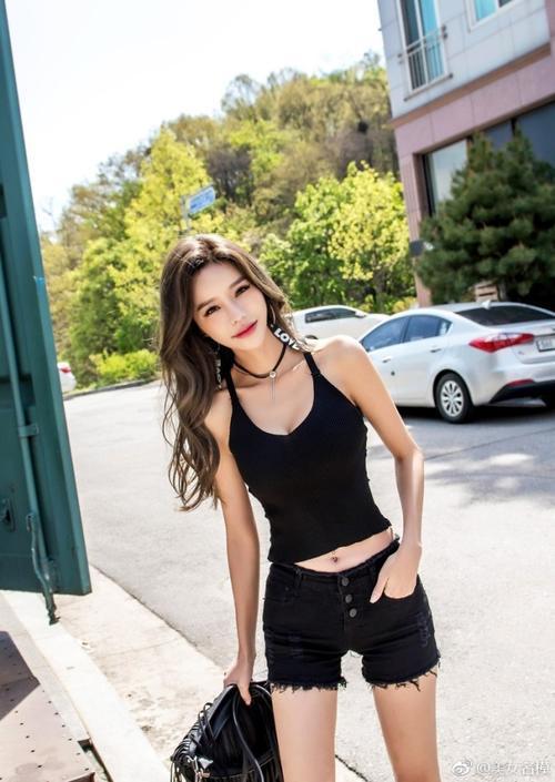 路人街拍， 黑色牛仔短裤配上背心，立马提升了姑娘的优雅气质