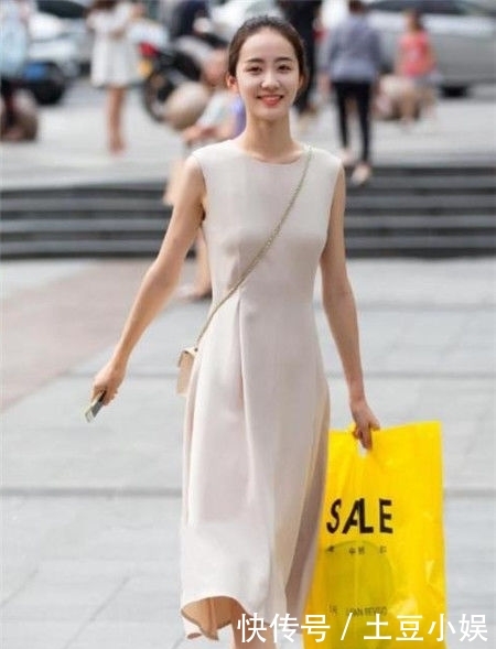 #女人味#俏丽性感的美女街拍知性美丽的小姐姐,带来增添时尚女人味