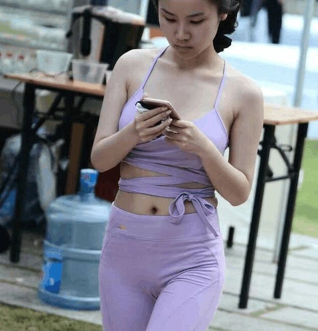 充满潮流气息的打底裤美女，特别图3小姐姐，看起来精致大方!