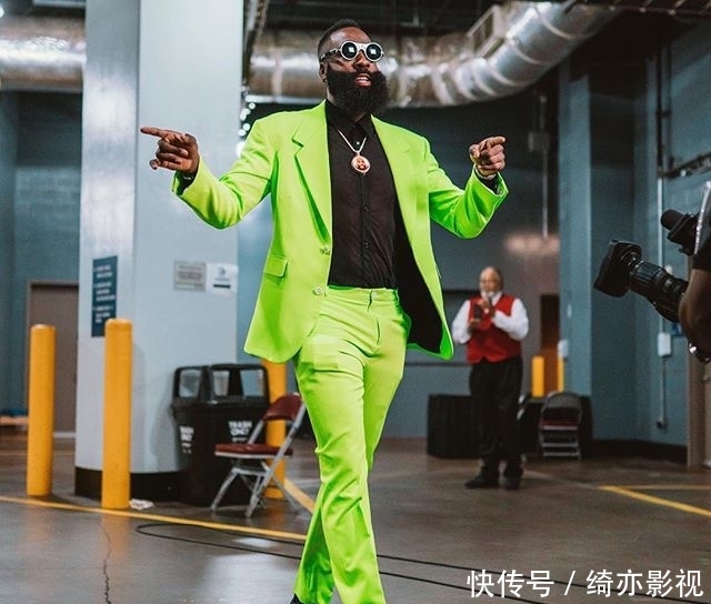 会选择:球员入场造型有多奇葩!施罗德一身粉辣眼睛,一人把泡面桶当帽子