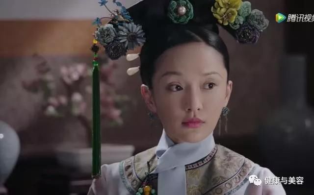 《如懿传》周迅露出脑门年轻18岁，刘海原来不能减龄？