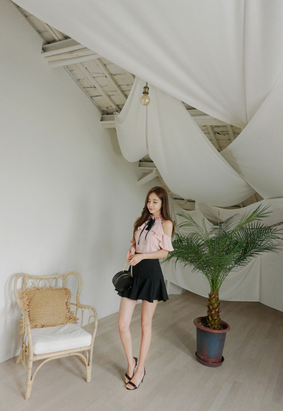 女神孙允珠,花蜜采撷玲珑珍珠荷叶露肩裙