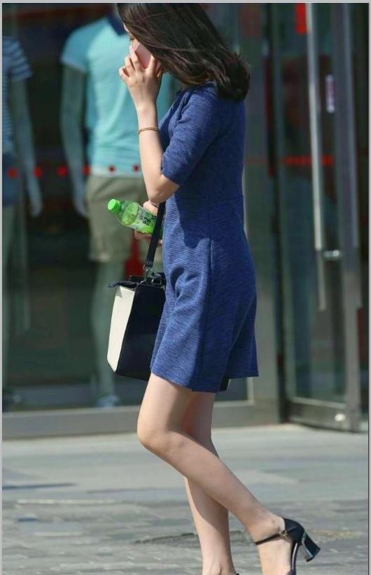  [蓝色]街拍：身姿妩媚的美女蓝色的连衣裙穿搭精致时髦，满满女人味！