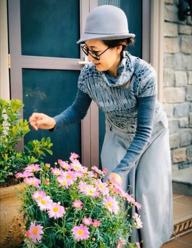  「厉玲」范明妻子晒美照气质出众，夫妻相拥幸福满满，笑容灿烂心情好