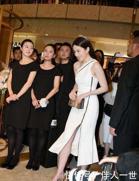 刘亦菲的这身打扮真不一般, 一根拉链撑起整个裙子!