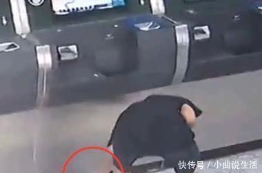 男子地铁站买票,售票机前站半天不走,工作人员他在揩油