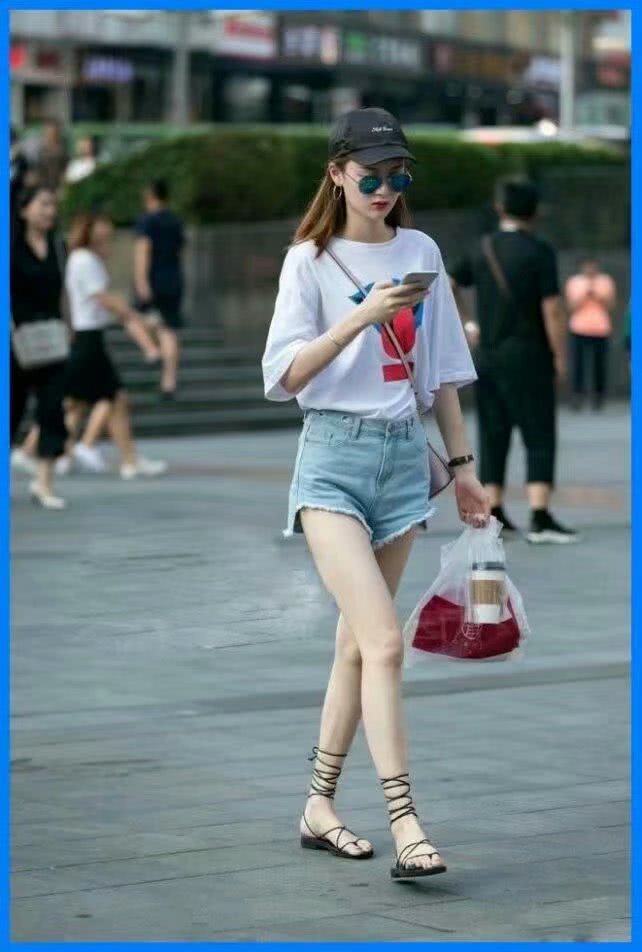 街拍：紧身裤搭配吊带衫，外国美女身材火辣，看完你们有何感想？