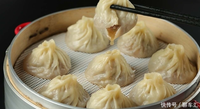 美国游客在中国点了一份小笼包，看到账单后，为何却愣住了？